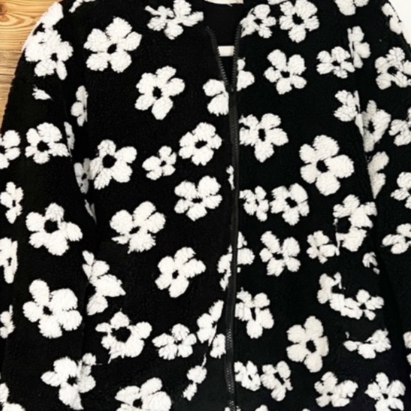 NWT easel Black and White Daisy Hooded Sherpa Teddy Jacket - Picture 4 of 4